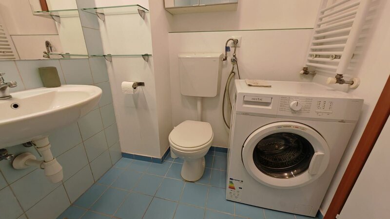 Metrou Pacii, Ten Blocks, 2 camere, 70mp, 4/10, decomandat, mobilat, loc parcare